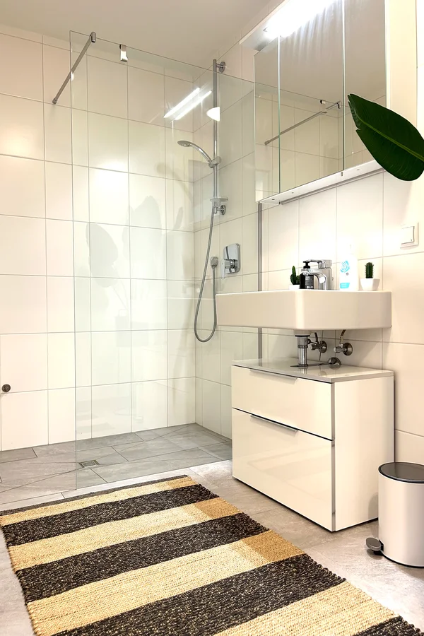 Badezimmer mit Walk-In Dusche