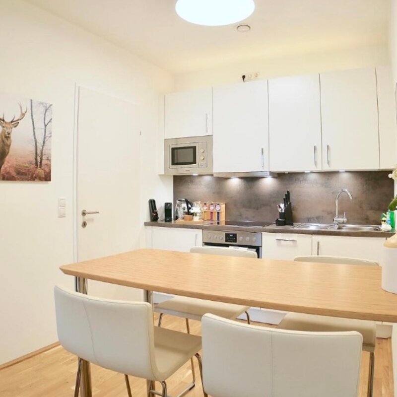 Küche mit Esstisch und Barstühlen | © Firmengruppe Abenthung