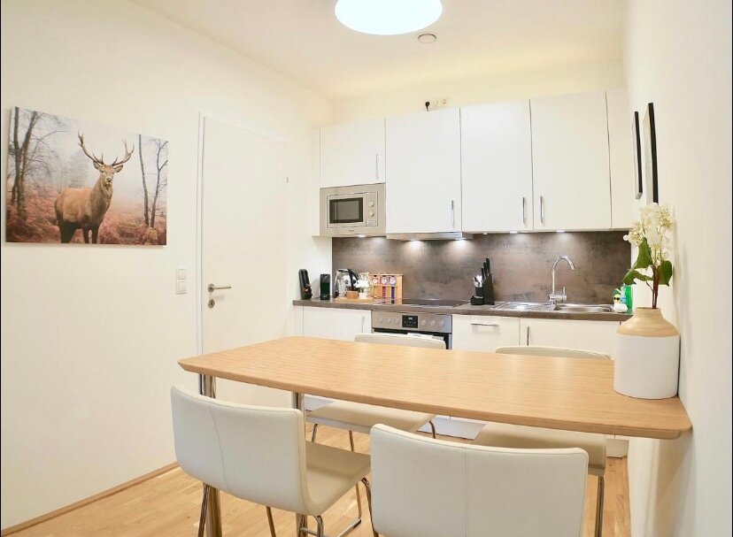 Küche mit Esstisch und Barstühlen | © Firmengruppe Abenthung