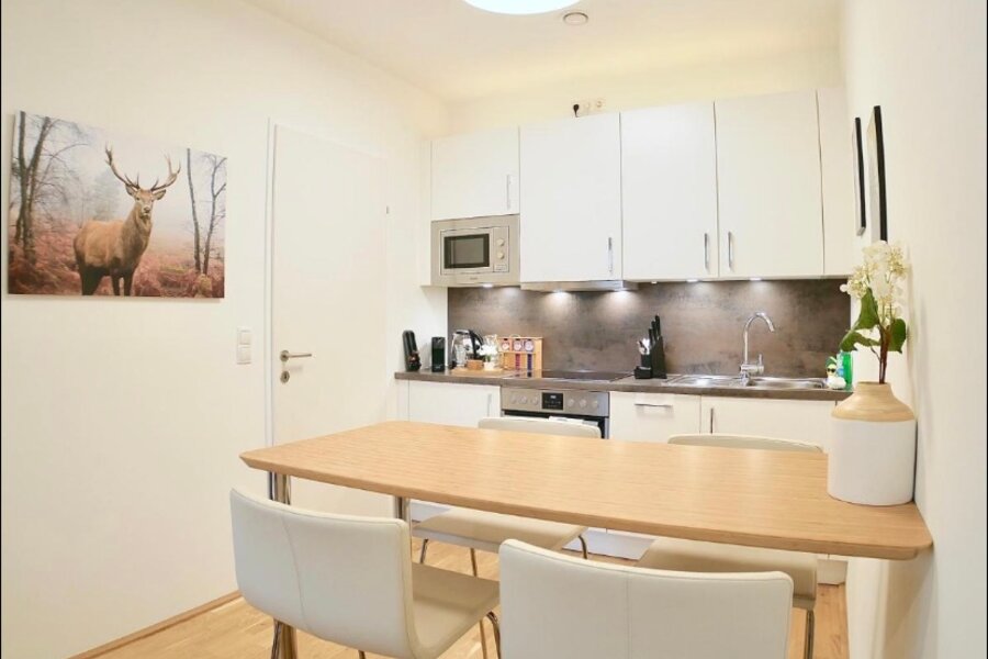 Küche mit Esstisch und Barstühlen | © Firmengruppe Abenthung