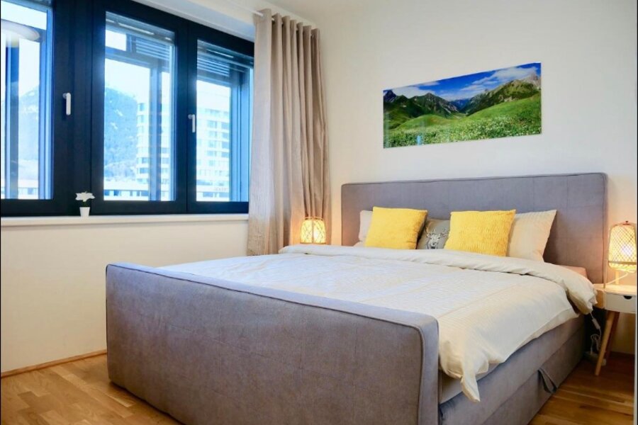 Schlafzimmer mit Doppelbett 1,80 x 2,00 m und Kleiderschrank | © Firmengruppe Abenthung