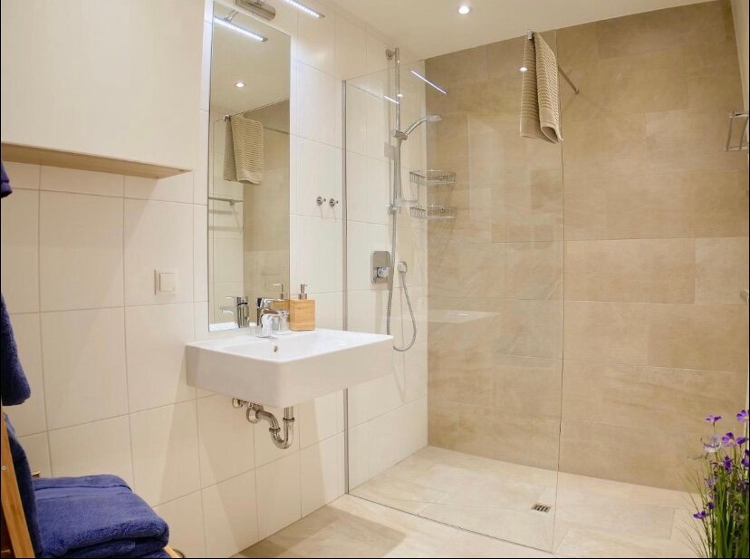 Badezimmer mit Walk-In Dusche | © Firmengruppe Abenthung