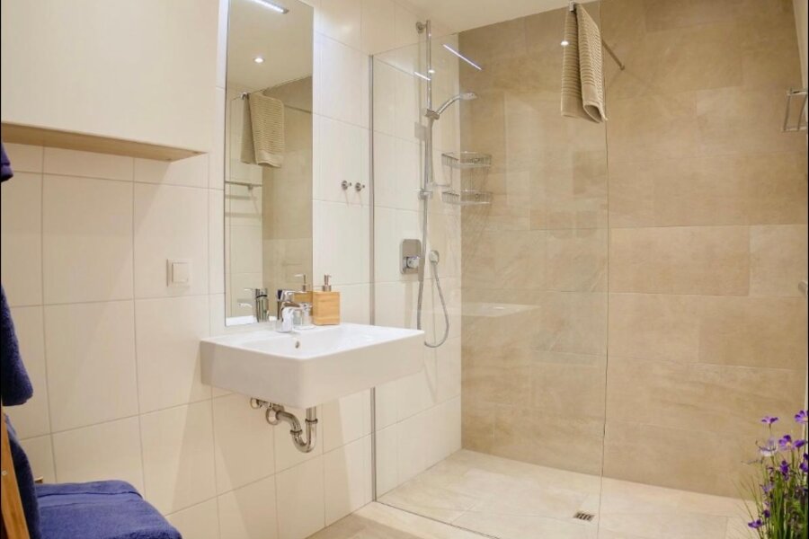 Badezimmer mit Walk-In Dusche | © Firmengruppe Abenthung