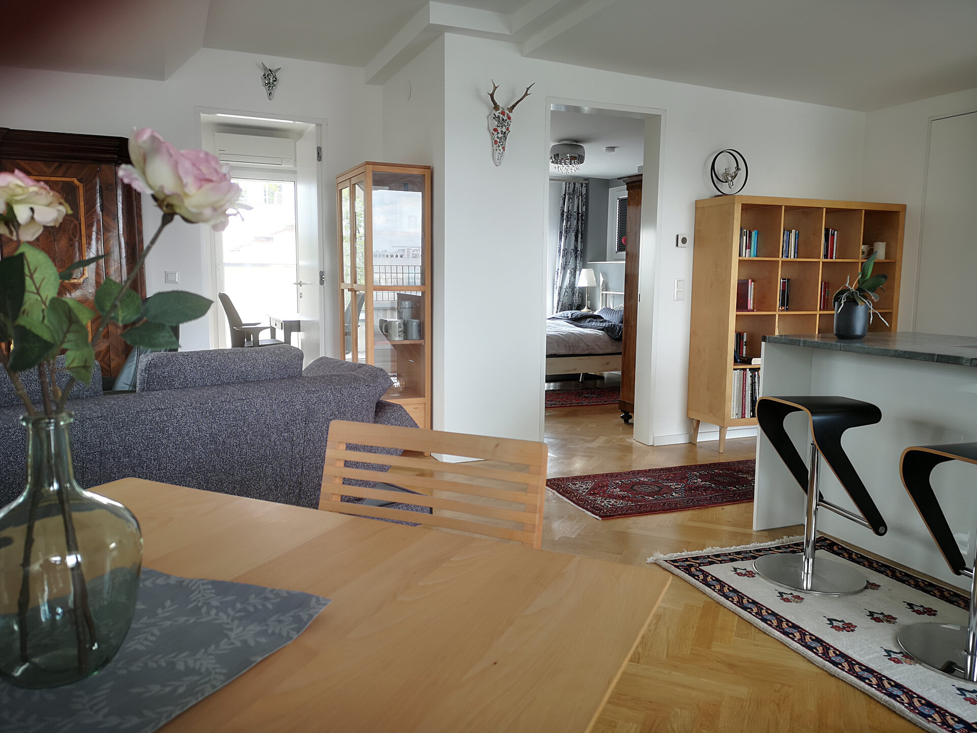 Blick zum Arbeits- und Schlafzimmer