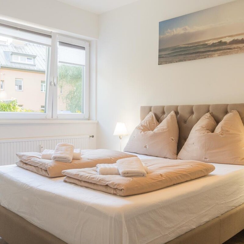 Helles Schlafzimmer mit Doppelbett & Fenster – 1-Zimmer Apartment zur Kurzzeitmiete & Wohnen auf Zeit für 1 bis 6 Monate in Innsbruck