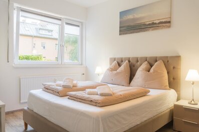 Helles Schlafzimmer mit Doppelbett & Fenster – 1-Zimmer Apartment zur Kurzzeitmiete & Wohnen auf Zeit für 1 bis 6 Monate in Innsbruck