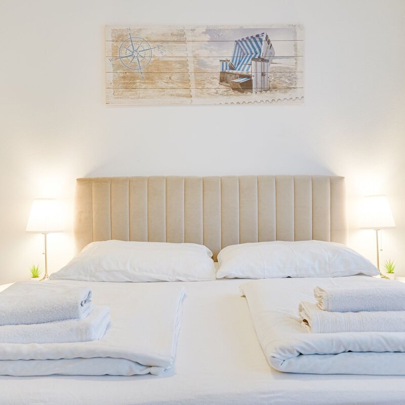 Bright bedroom with double bed & coastal decor – 1-room apartment, short-term rental, temporary housing for 1 to 6 months, Innsbruck