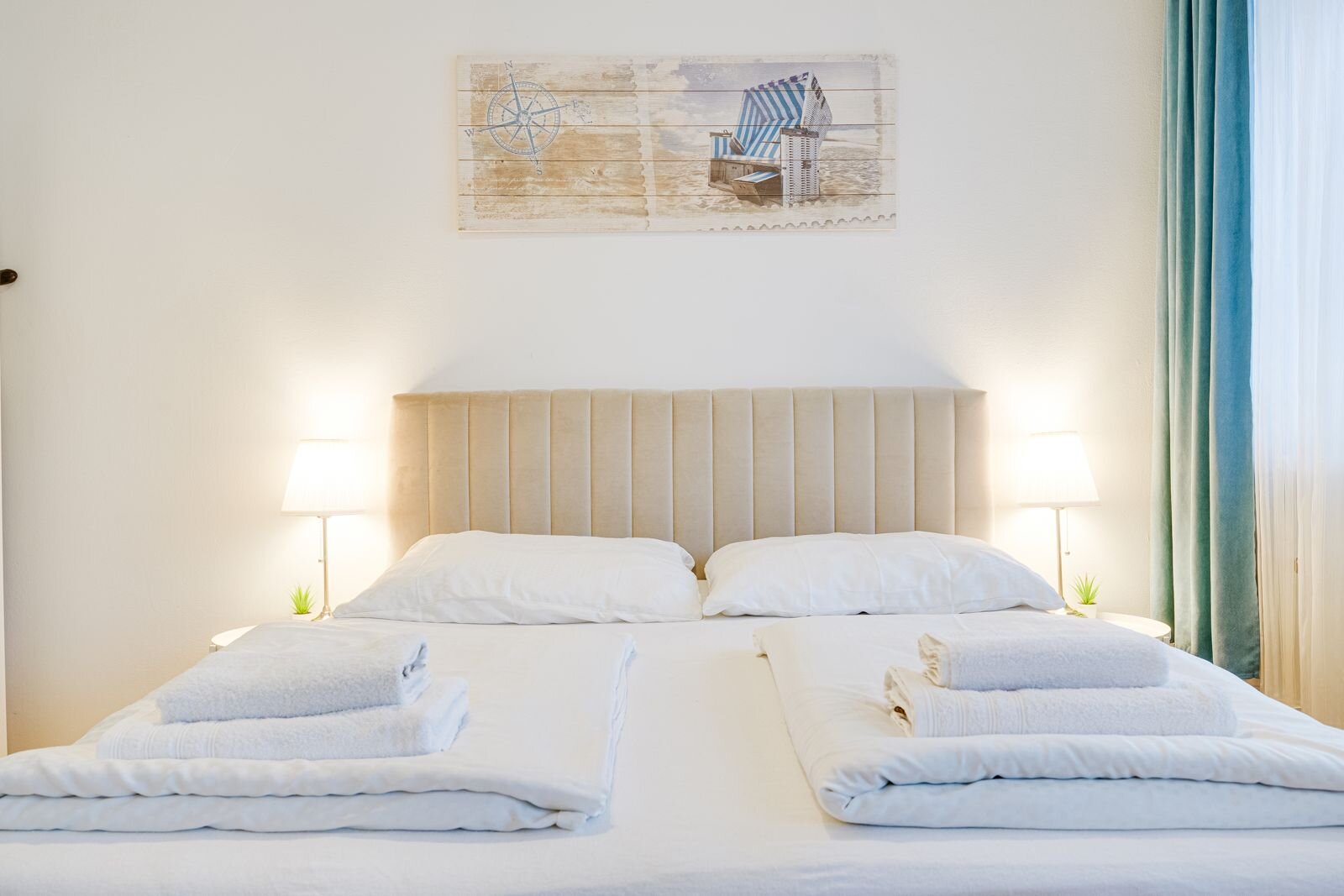 Bright bedroom with double bed & coastal decor – 1-room apartment, short-term rental, temporary housing for 1 to 6 months, Innsbruck
