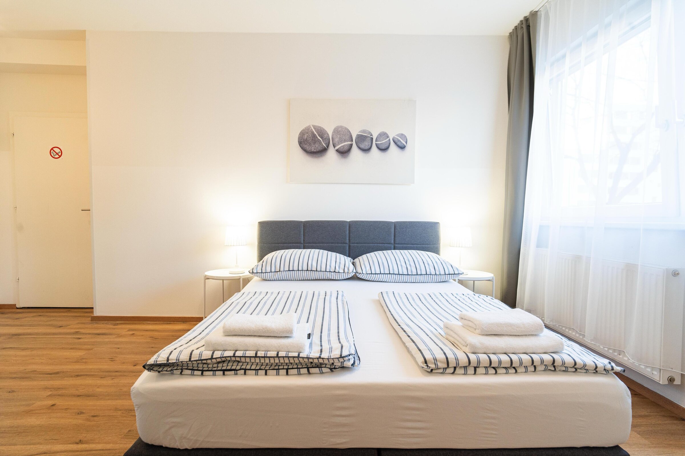 Helles Schlafzimmer mit Doppelbett & modernem Stil – 1-Zimmer Apartment zur Kurzzeitmiete, Wohnen auf Zeit 1 bis 6 Monate, Innsbruck