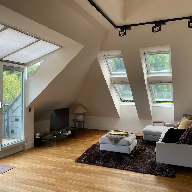 Helles Wohnzimmer mit Dachfenstern & Balkon – 4-Zimmer Wohnung, Kurzzeitmiete Wien, Wohnen auf Zeit für 1 bis 6 Monate