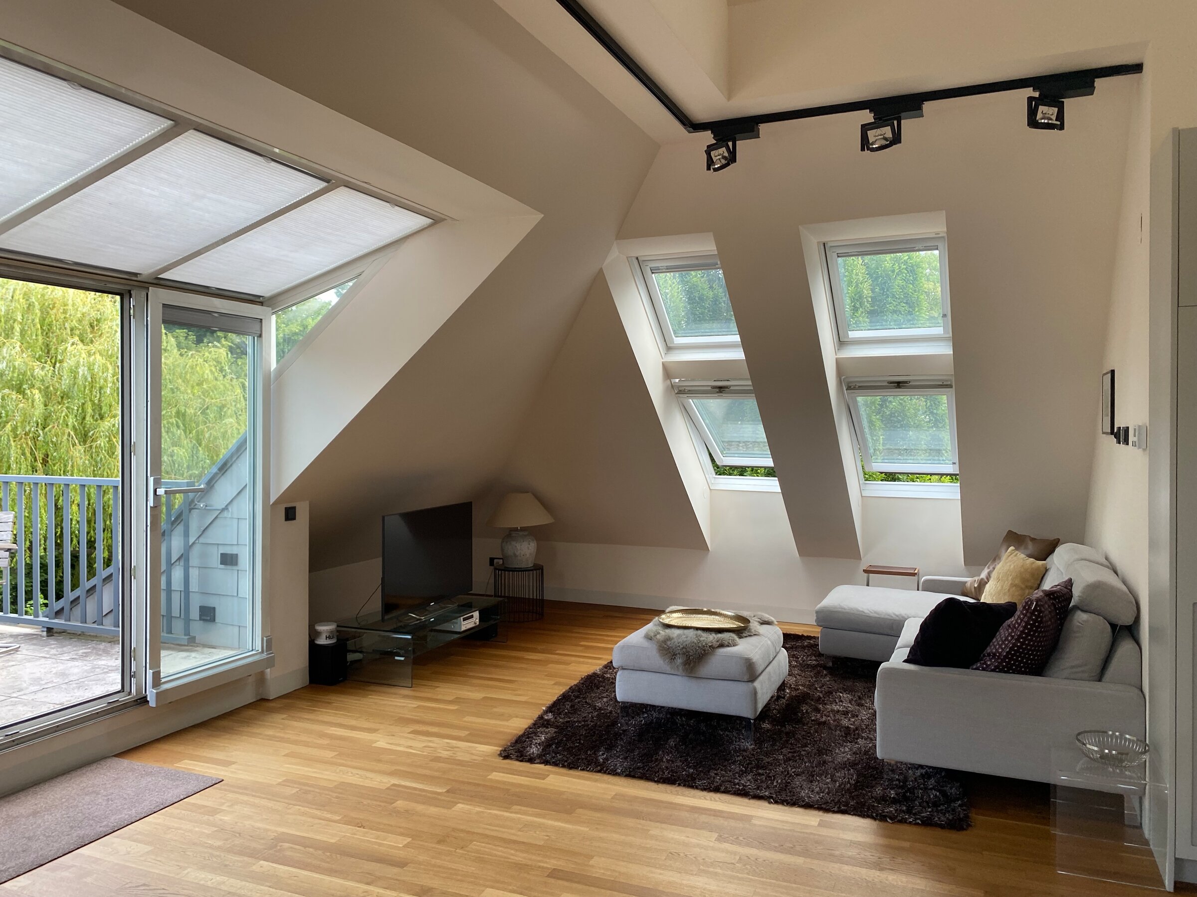 Helles Wohnzimmer mit Dachfenstern & Balkon – 4-Zimmer Wohnung, Kurzzeitmiete Wien, Wohnen auf Zeit für 1 bis 6 Monate