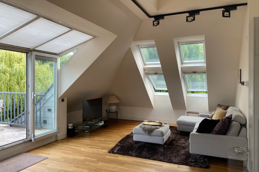 Helles Wohnzimmer mit Dachfenstern & Balkon – 4-Zimmer Wohnung, Kurzzeitmiete Wien, Wohnen auf Zeit für 1 bis 6 Monate