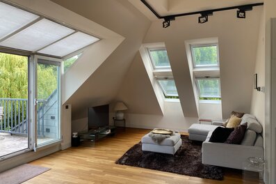 Helles Wohnzimmer mit Dachfenstern & Balkon – 4-Zimmer Wohnung, Kurzzeitmiete Wien, Wohnen auf Zeit für 1 bis 6 Monate