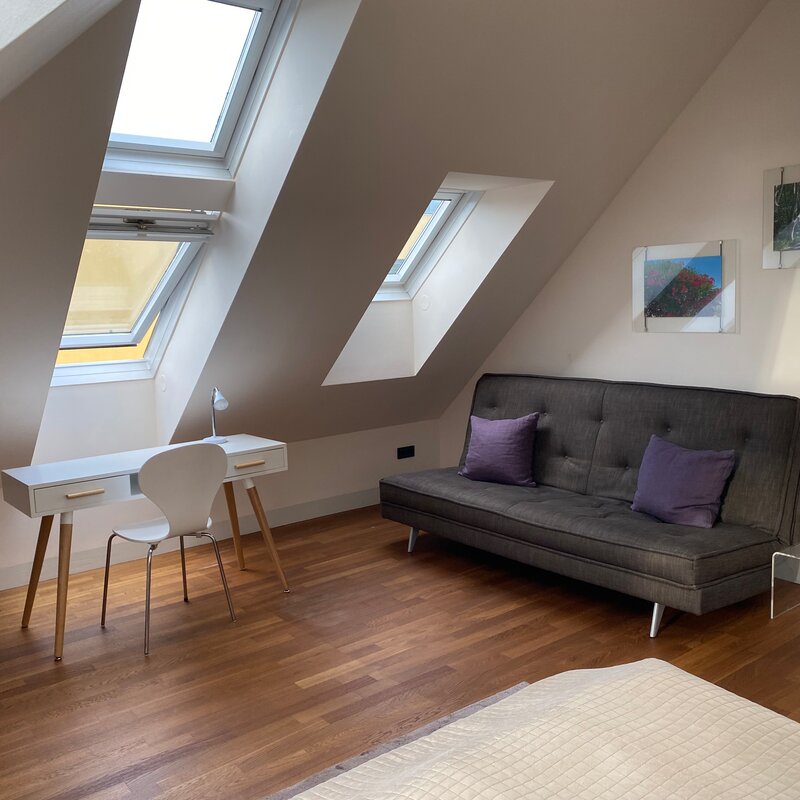 Schlafzimmer 1- Schlafsofa und Schreibtisch 