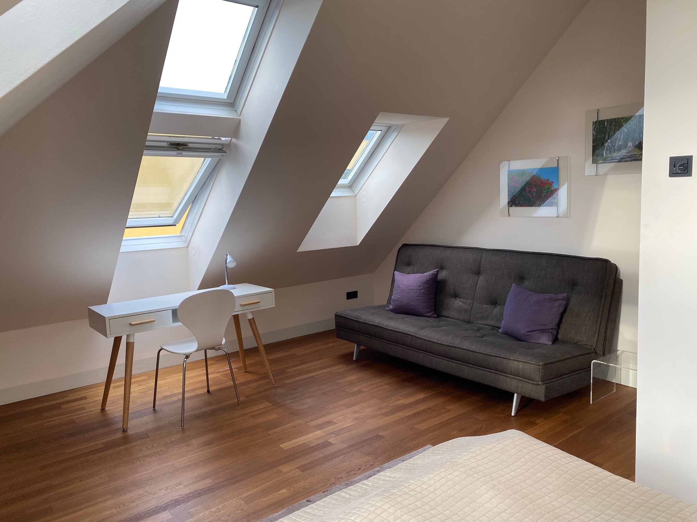 Schlafzimmer 1- Schlafsofa und Schreibtisch 