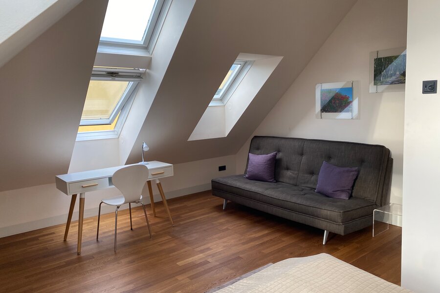 Schlafzimmer 1- Schlafsofa und Schreibtisch 