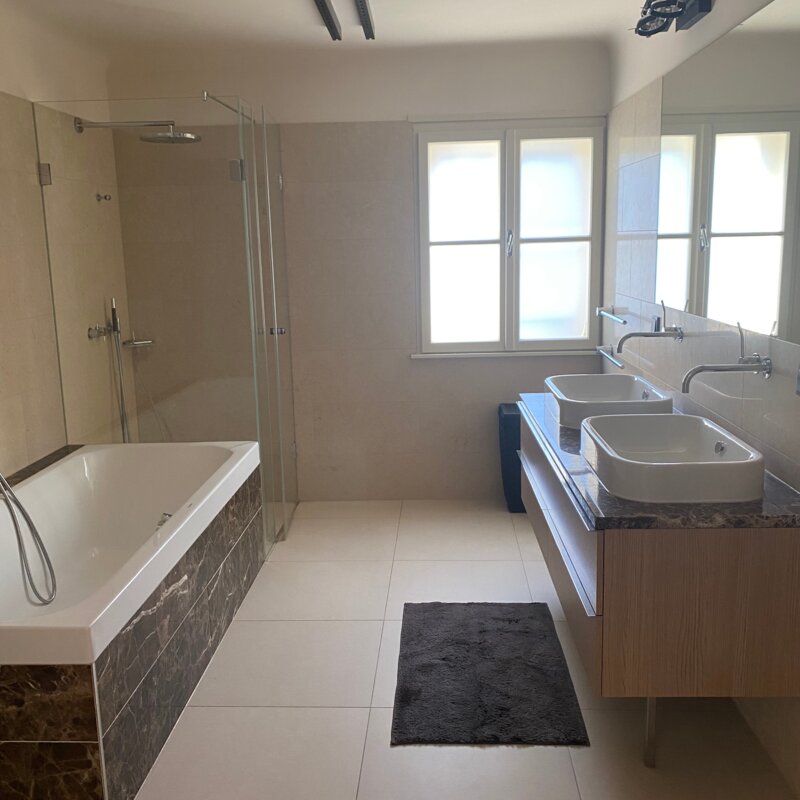Großes Badezimmer mit Dusche, Badewanne und WC