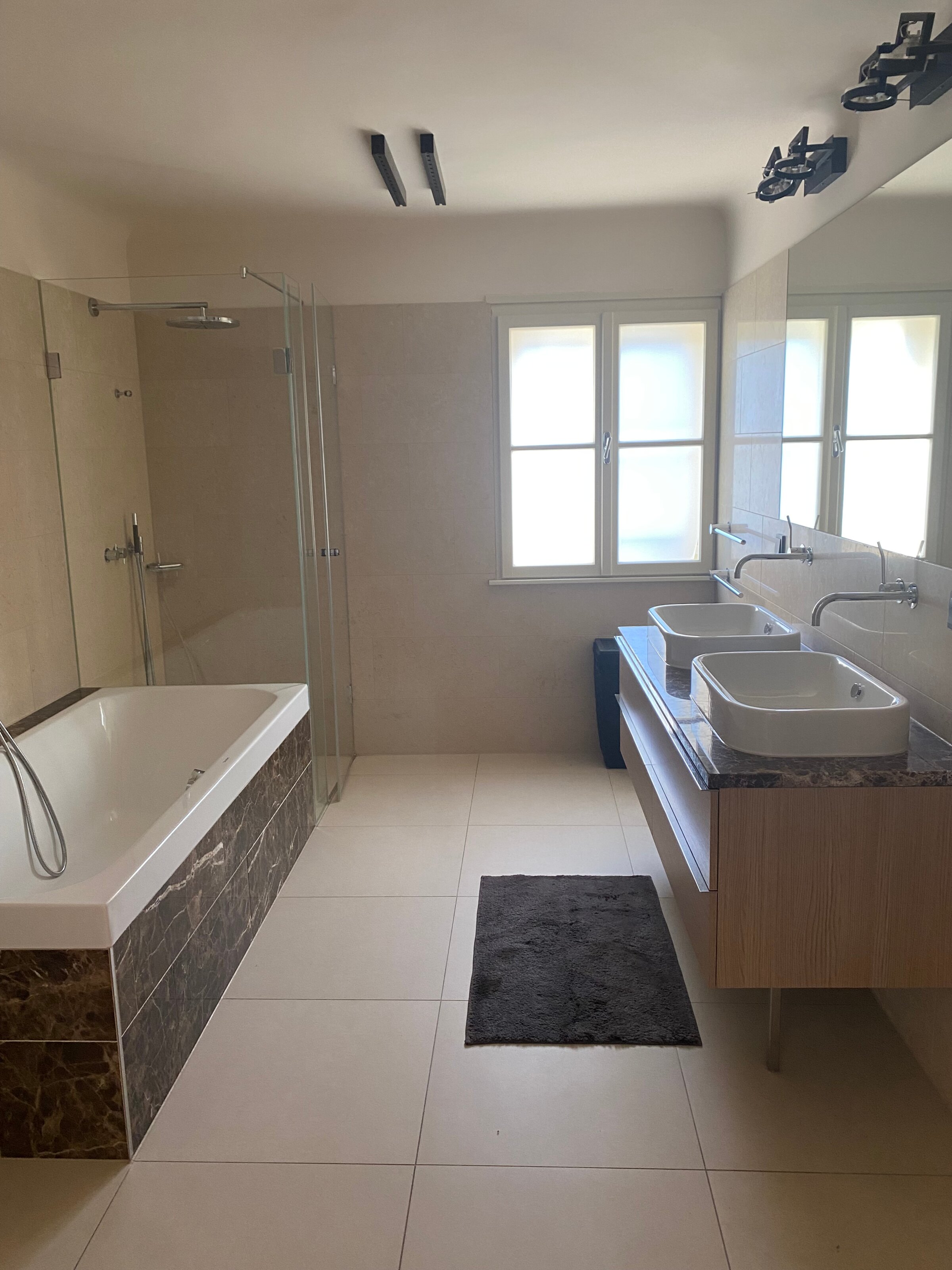 Großes Badezimmer mit Dusche, Badewanne und WC