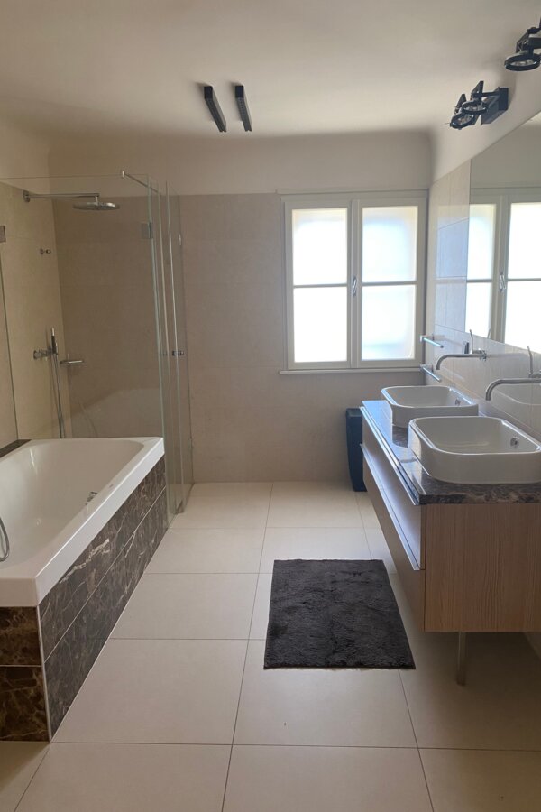 Großes Badezimmer mit Dusche, Badewanne und WC