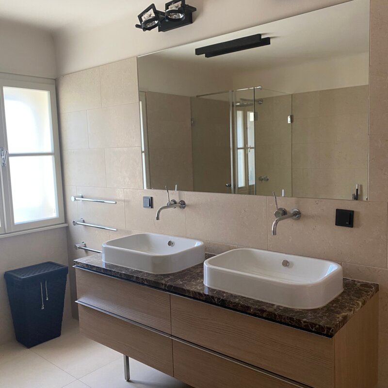 Großes Badezimmer