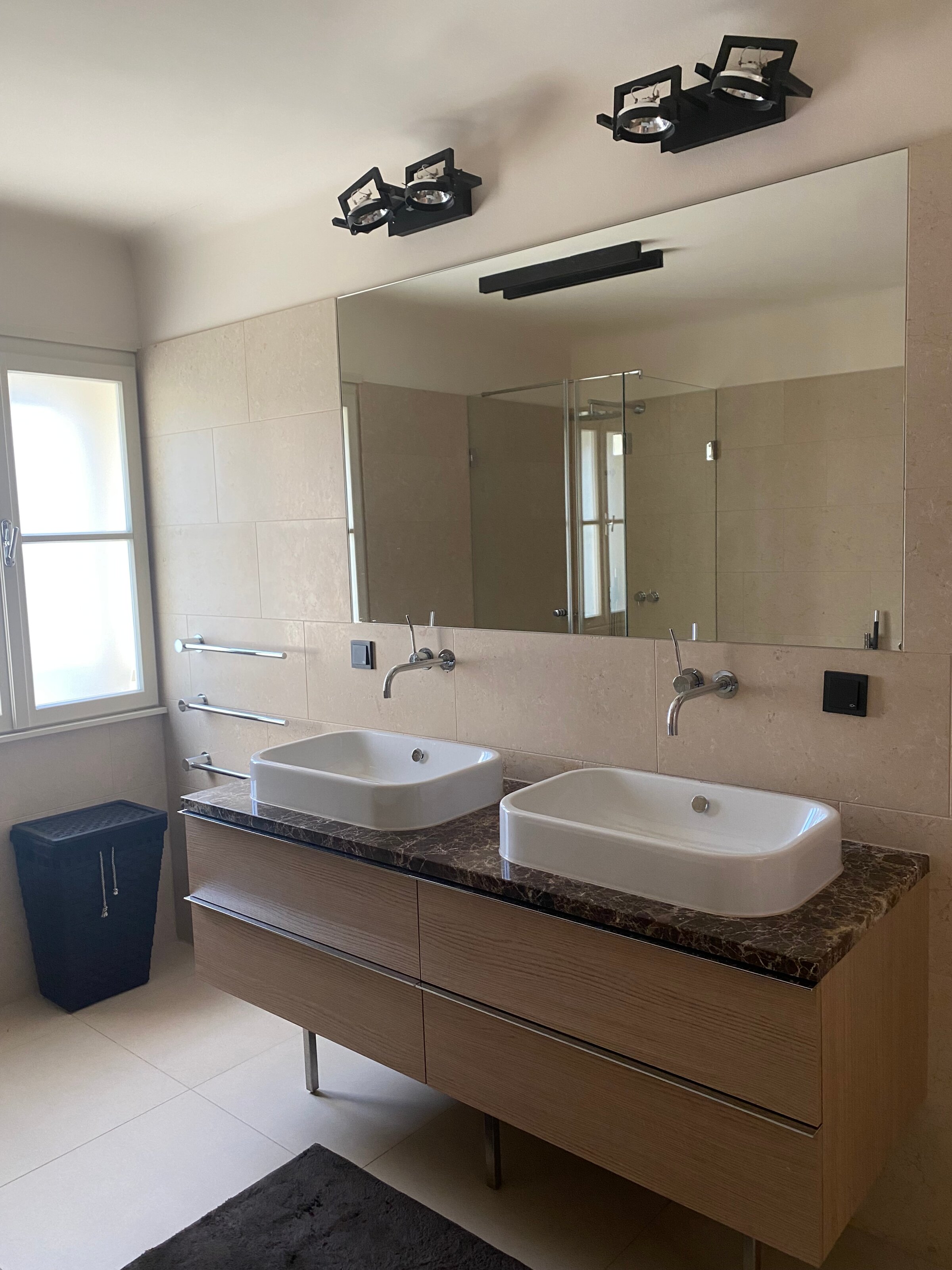 Großes Badezimmer
