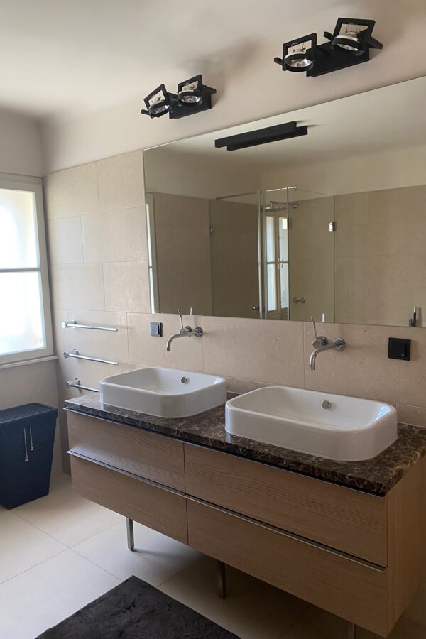 Großes Badezimmer