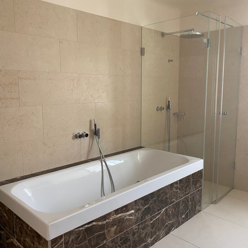 Großes Badezimmer - Badewanne