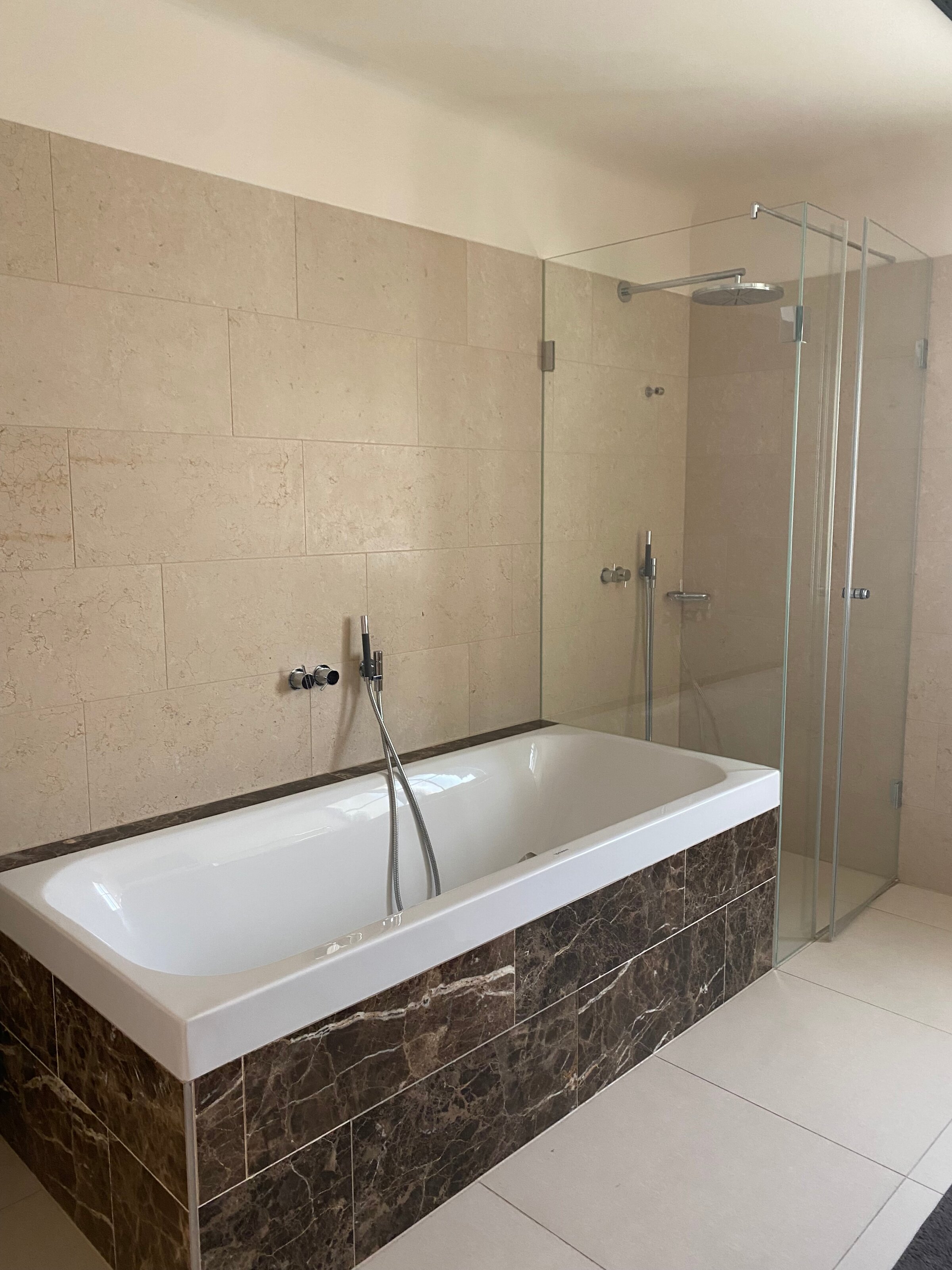 Großes Badezimmer - Badewanne