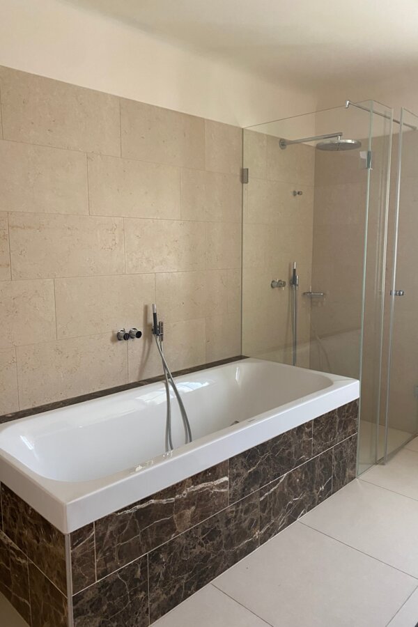 Großes Badezimmer - Badewanne