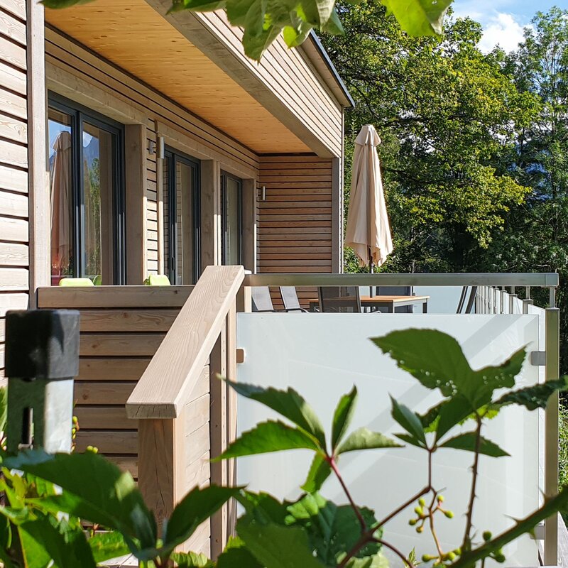 Holzbungalow mit überdachter Terrasse & Bergpanorama – Kurzzeitmiete & Wohnen auf Zeit für 1 bis 6 Monate in Spital am Pyhrn