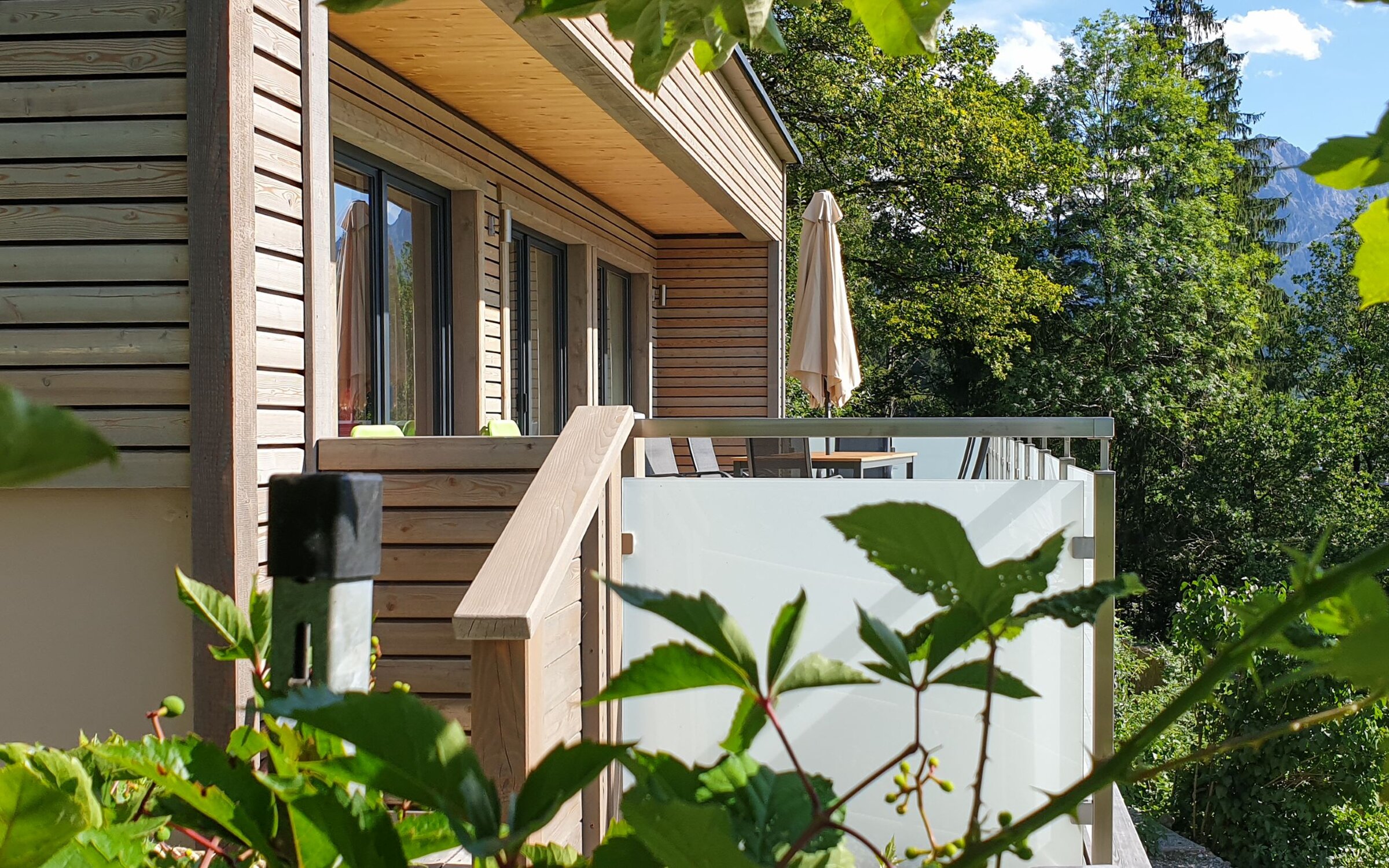 Holzbungalow mit überdachter Terrasse & Bergpanorama – Kurzzeitmiete & Wohnen auf Zeit für 1 bis 6 Monate in Spital am Pyhrn