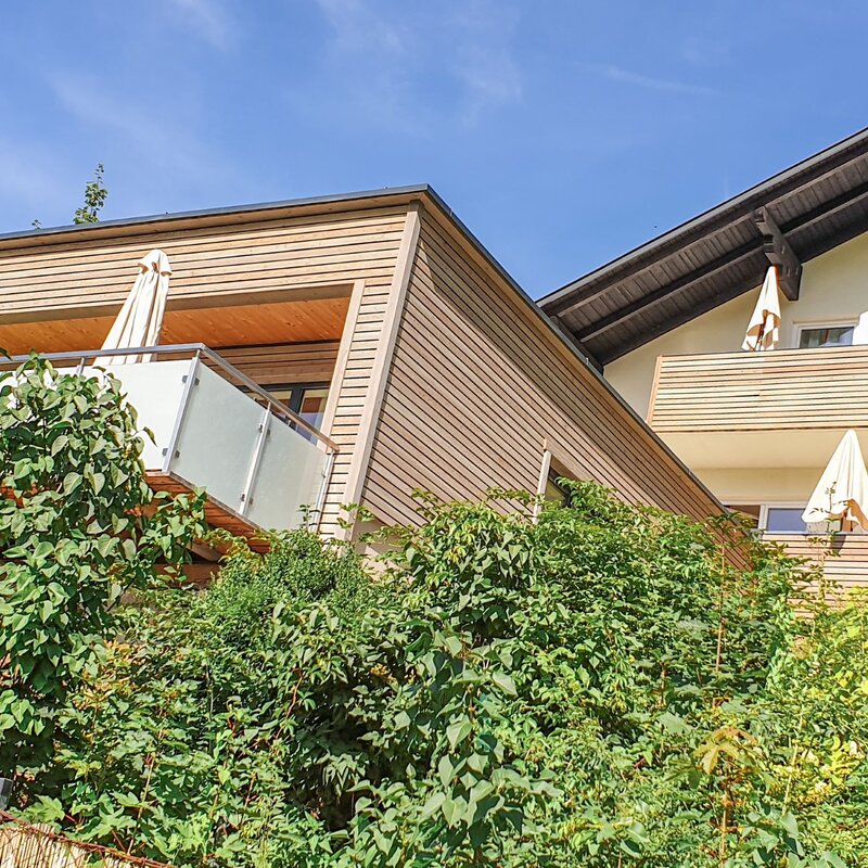 Holzverkleideter Bau mit Glasbalkon & Grünlage – 3-Zimmer Wohnung zur Kurzzeitmiete, Wohnen auf Zeit 1–6 Monate, Spital am Pyhrn