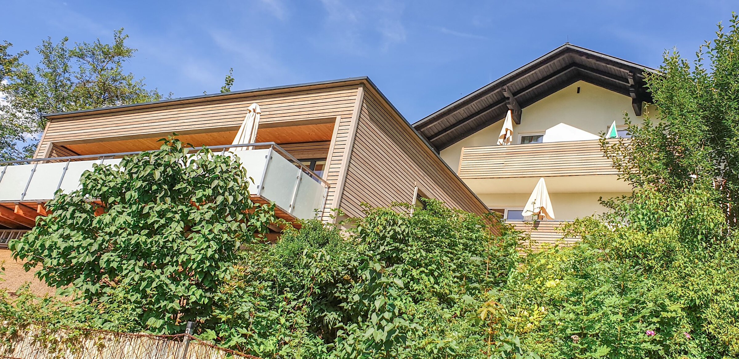 Holzverkleideter Bau mit Glasbalkon & Grünlage – 3-Zimmer Wohnung zur Kurzzeitmiete, Wohnen auf Zeit 1–6 Monate, Spital am Pyhrn