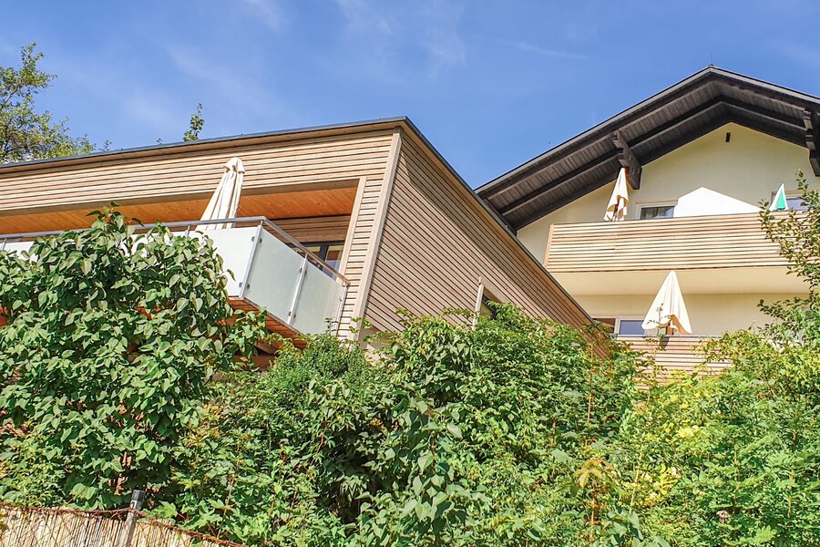 Holzverkleideter Bau mit Glasbalkon & Grünlage – 3-Zimmer Wohnung zur Kurzzeitmiete, Wohnen auf Zeit 1–6 Monate, Spital am Pyhrn