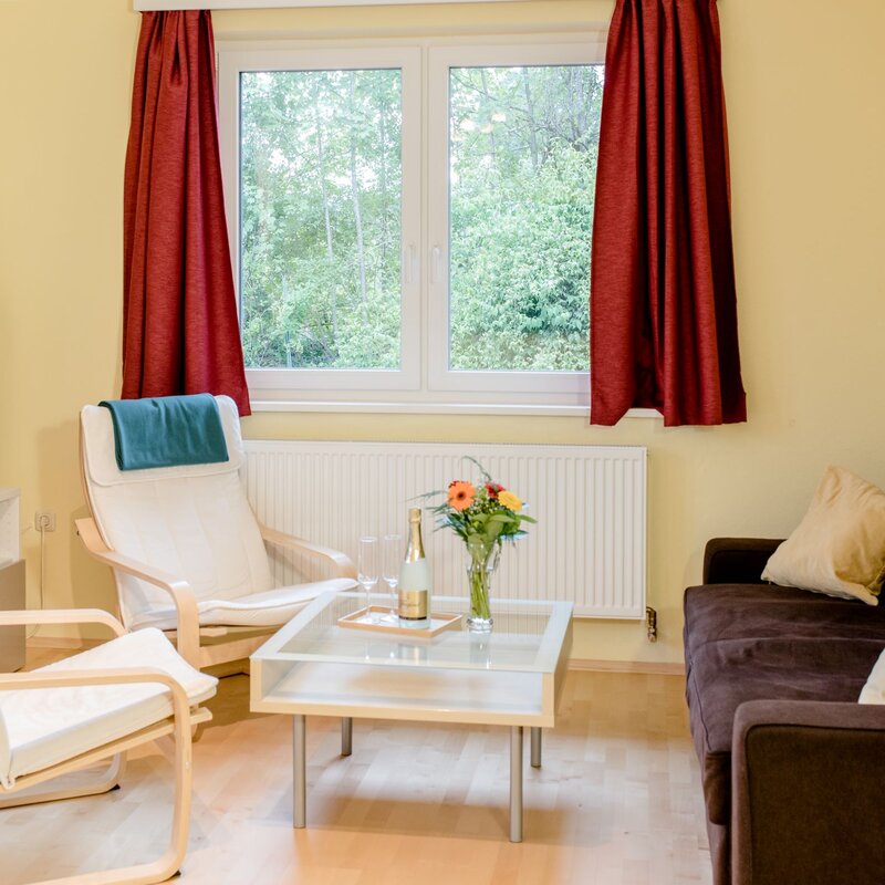 Wohnzimmer mit Couchtisch
