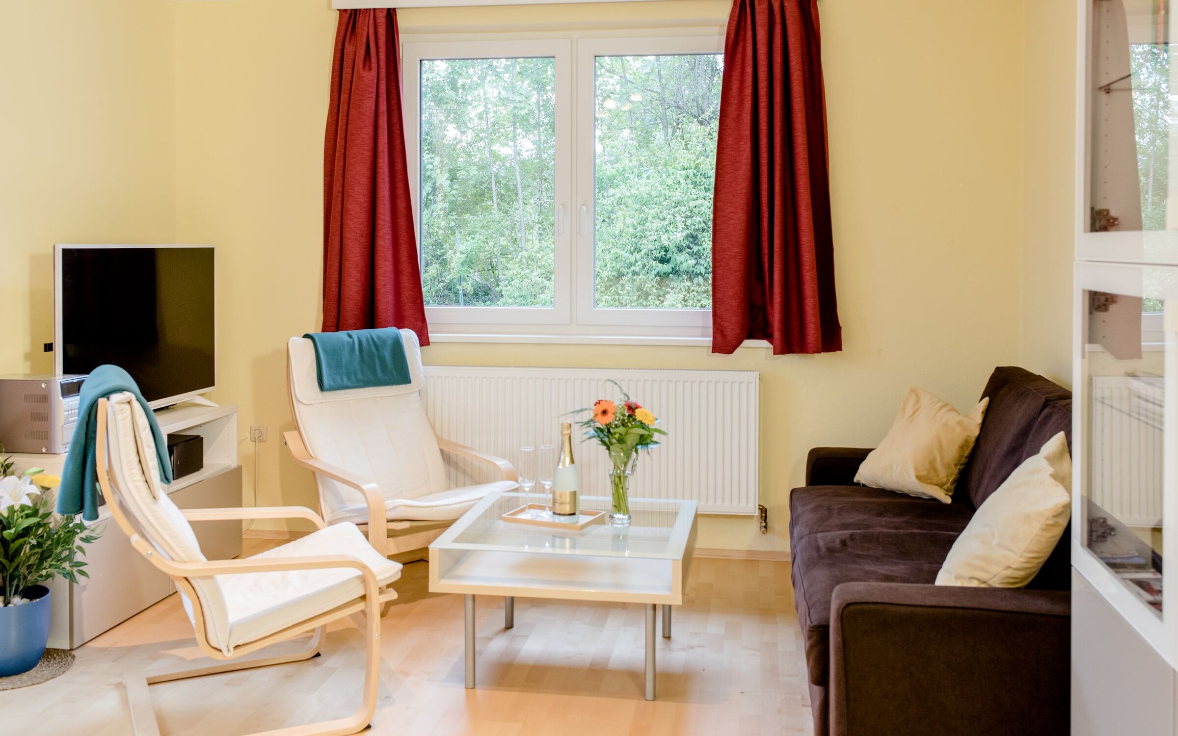 Wohnzimmer mit Couchtisch