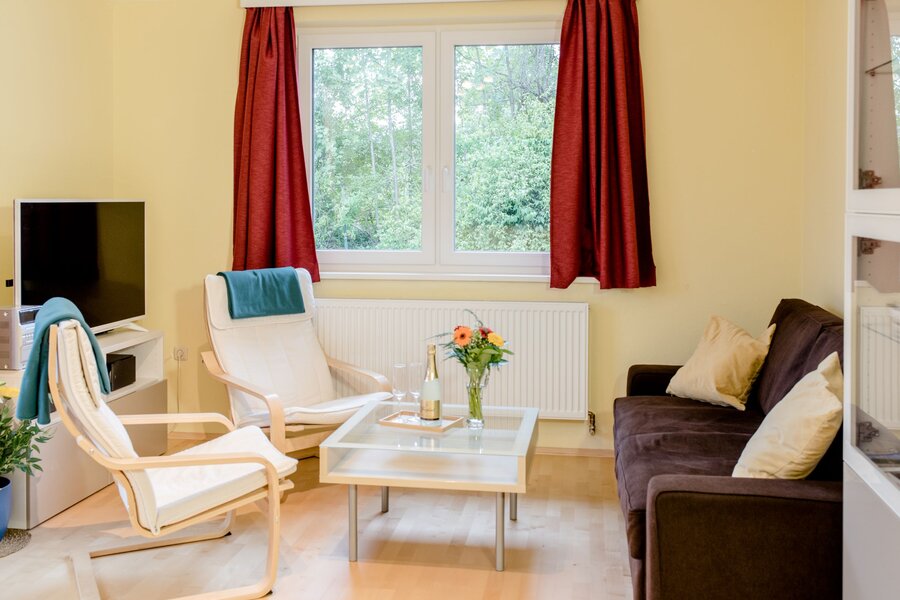 Wohnzimmer mit Couchtisch