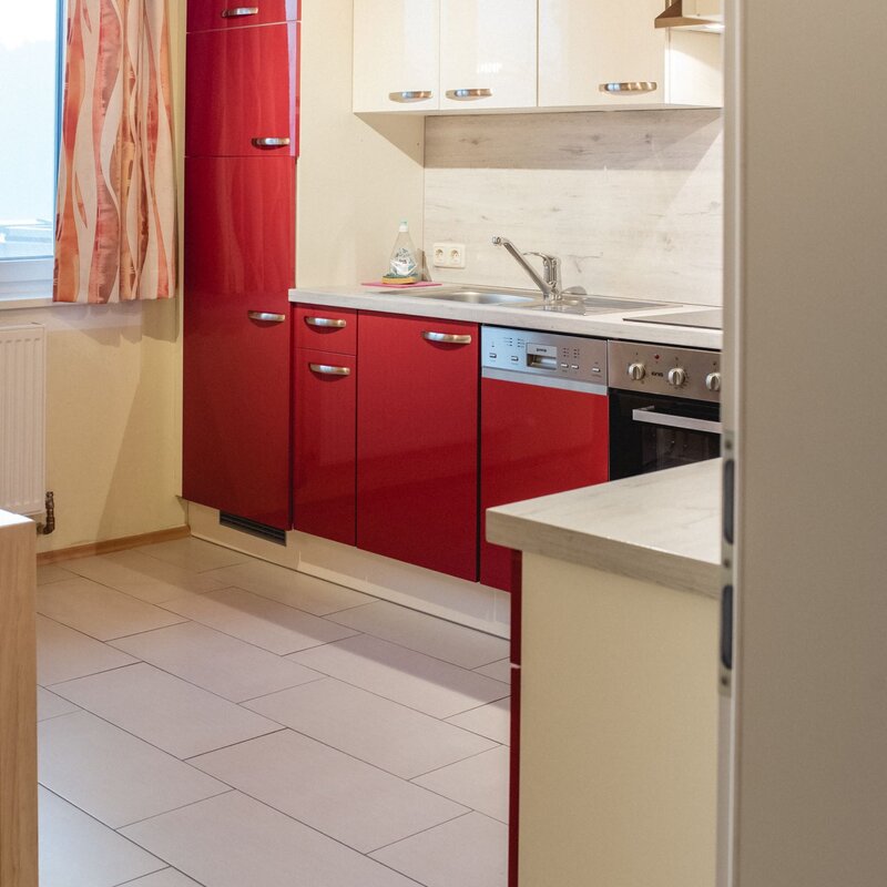 Küche mit Kühlschrank
