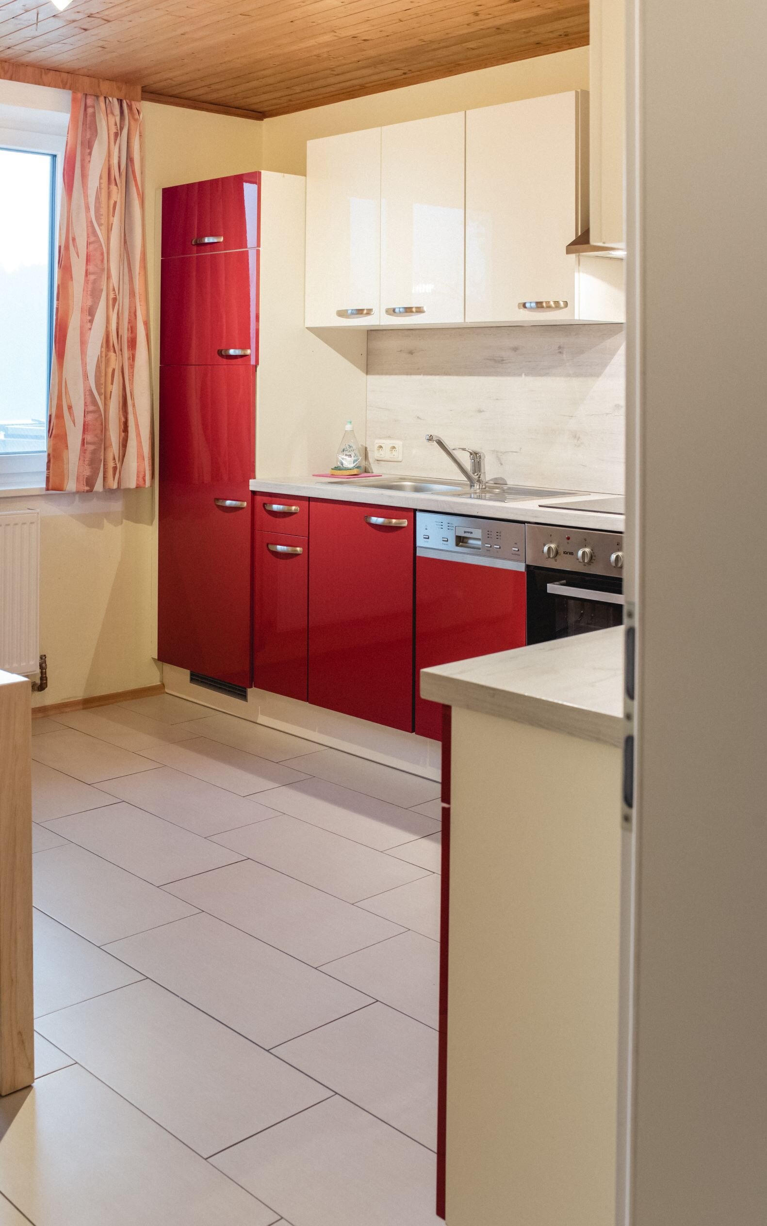 Küche mit Kühlschrank