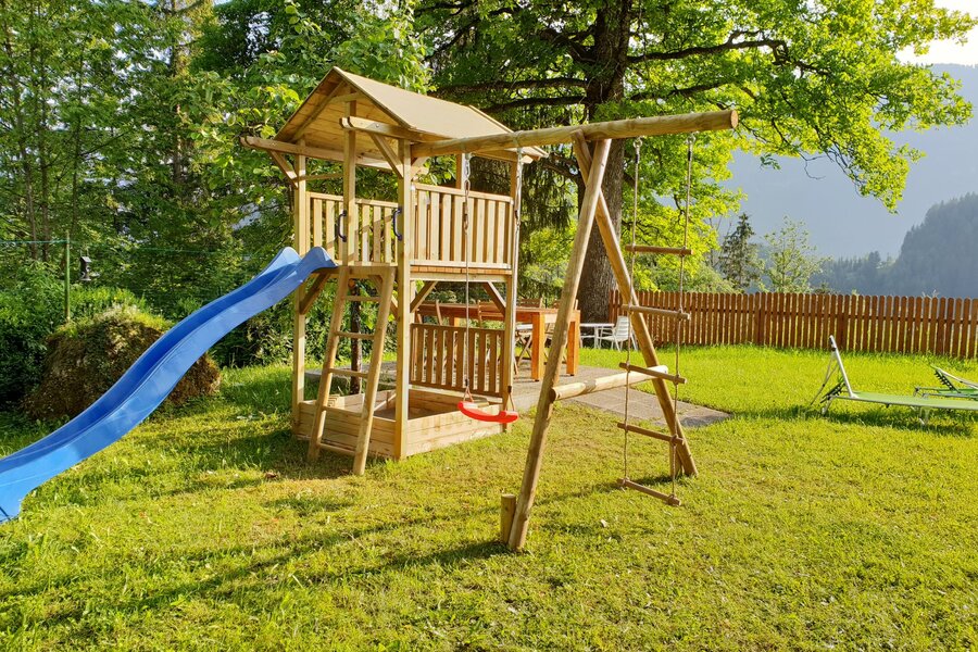 Garten mit Spielplatz