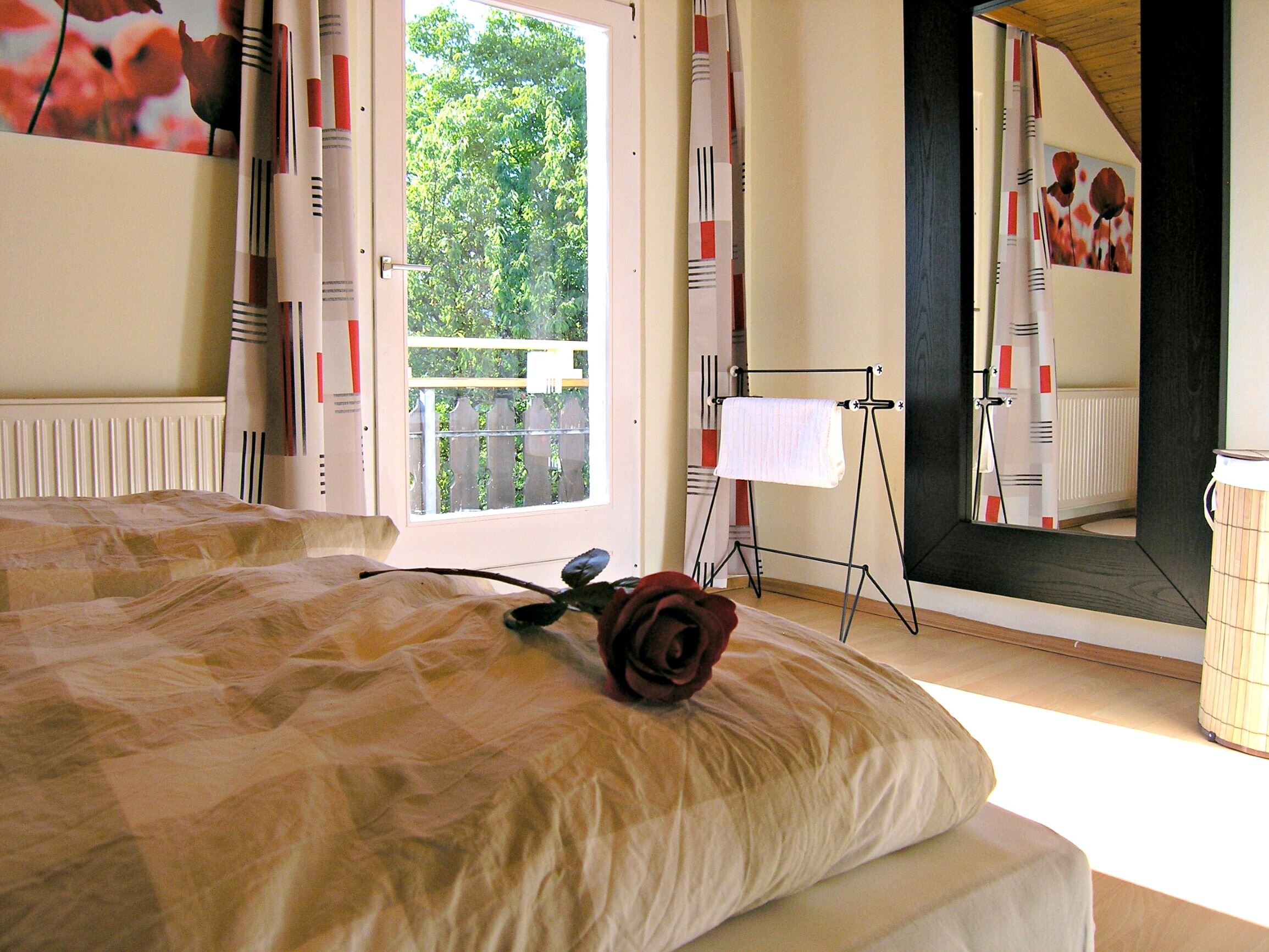 Mit Blick auf Balkon