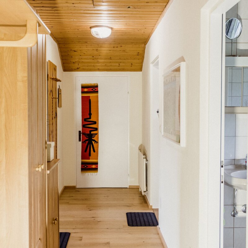 links Wohnzimmer und Schlafzimmer, rechts Bad und Küche