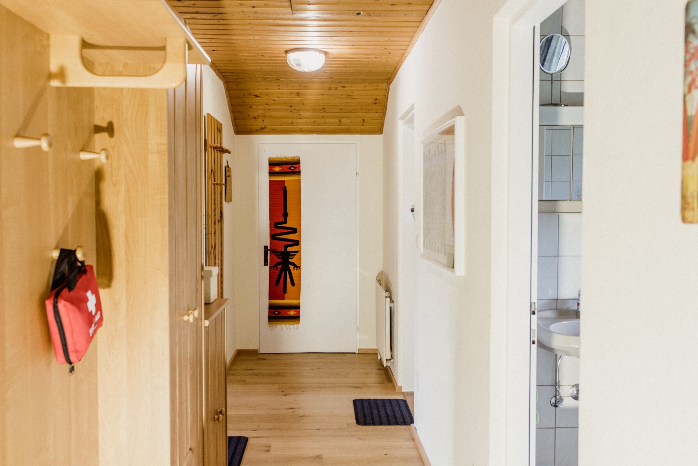 links Wohnzimmer und Schlafzimmer, rechts Bad und Küche