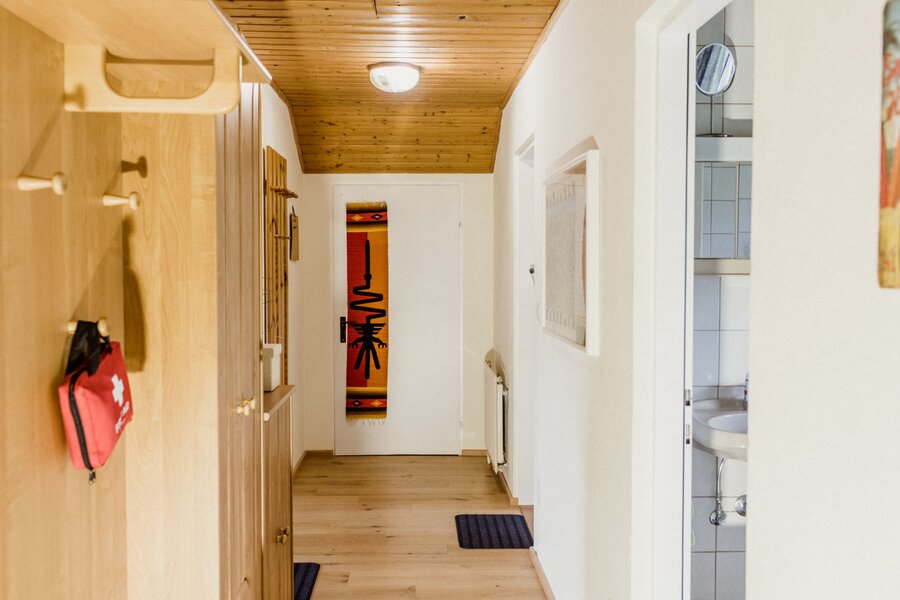 links Wohnzimmer und Schlafzimmer, rechts Bad und Küche