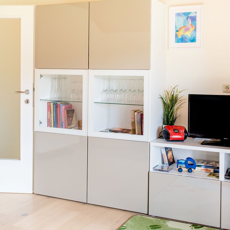 Wohnzimmer mit Vitrine