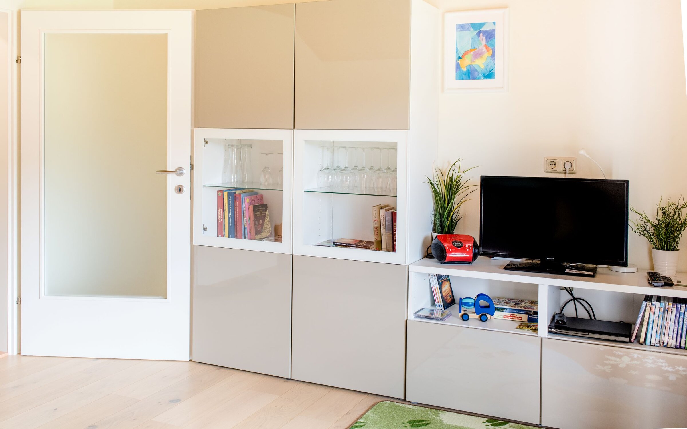 Wohnzimmer mit Vitrine