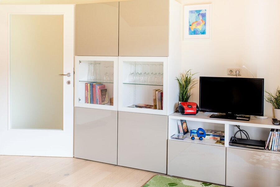 Wohnzimmer mit Vitrine