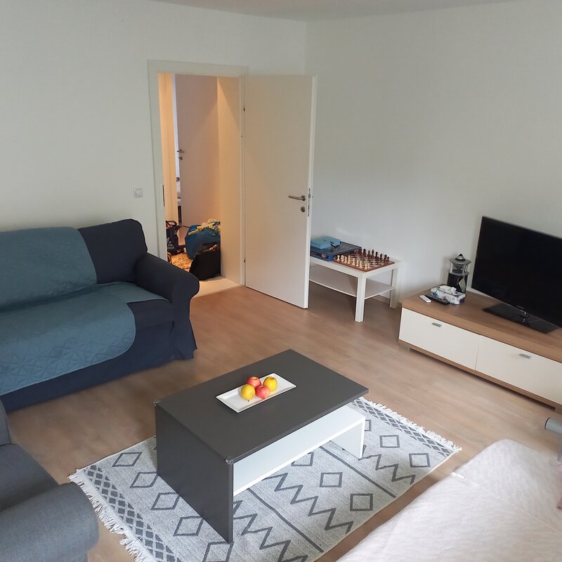 Helles Wohnzimmer mit Sofa & TV – 3-Zimmer Wohnung zur Kurzzeitmiete & Wohnen auf Zeit für 1 bis 6 Monate in Salzburg