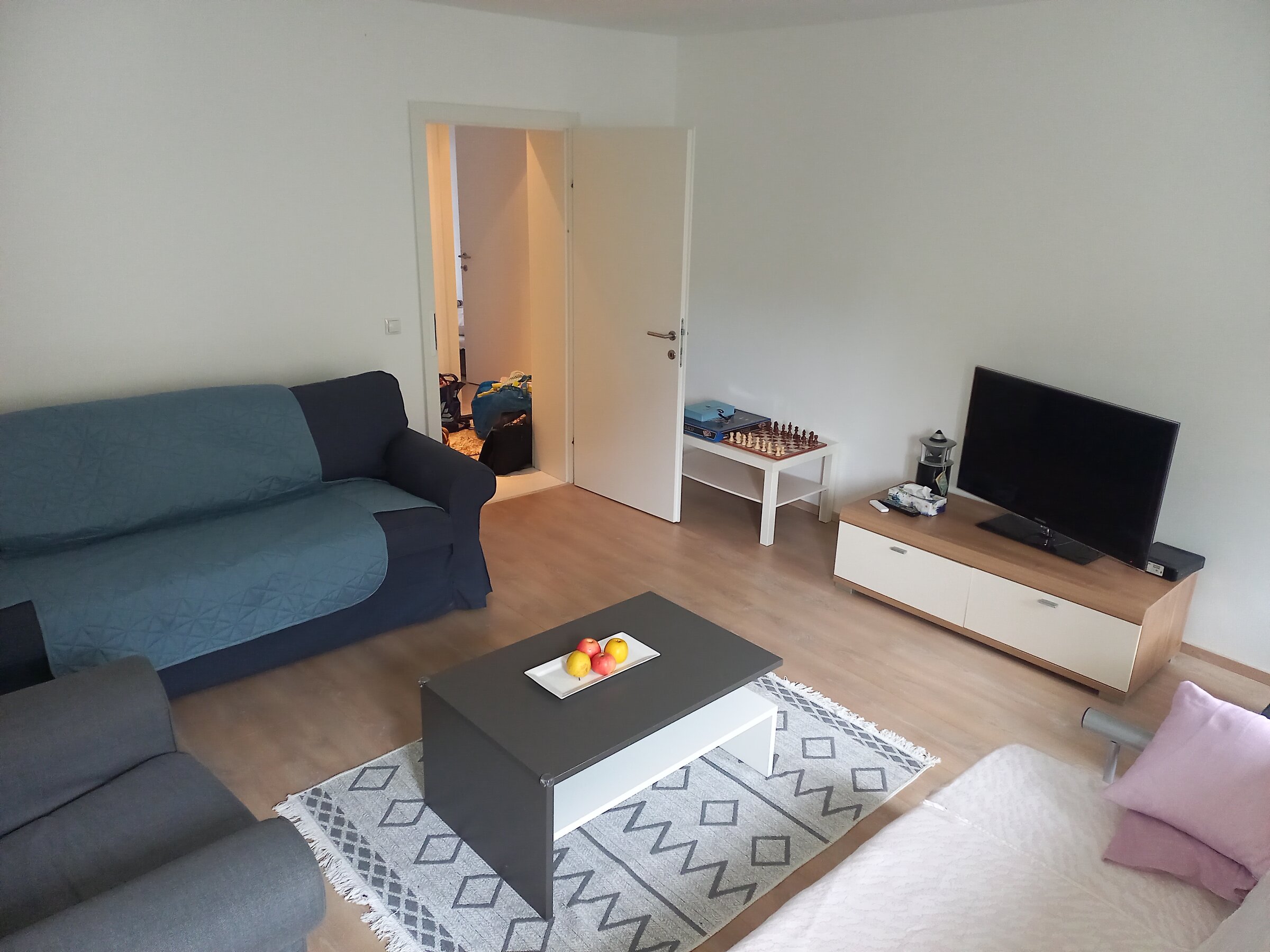 Helles Wohnzimmer mit Sofa & TV – 3-Zimmer Wohnung zur Kurzzeitmiete & Wohnen auf Zeit für 1 bis 6 Monate in Salzburg