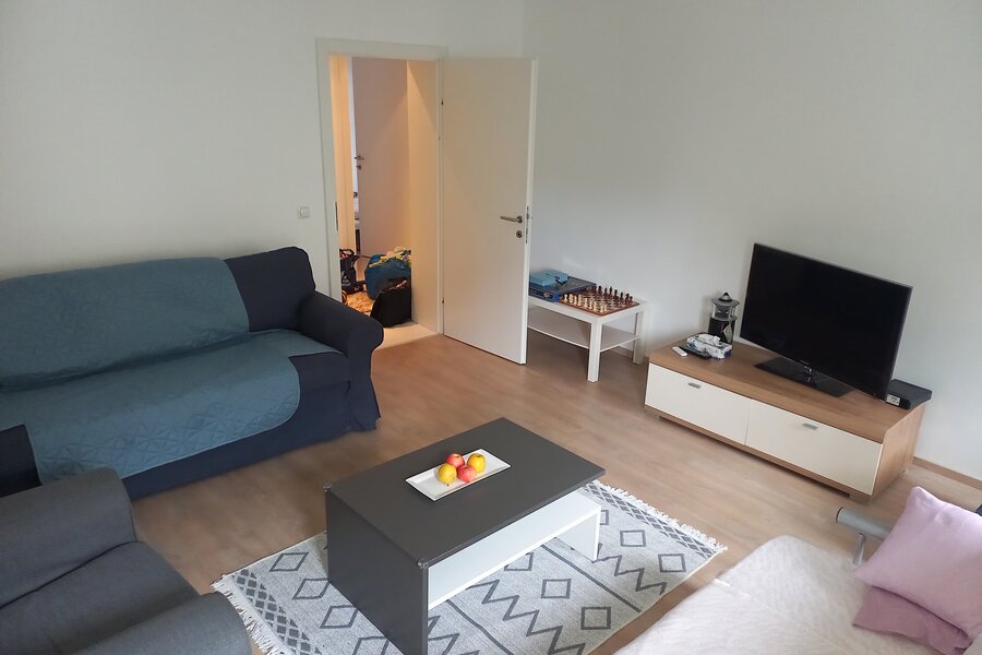 Helles Wohnzimmer mit Sofa & TV – 3-Zimmer Wohnung zur Kurzzeitmiete & Wohnen auf Zeit für 1 bis 6 Monate in Salzburg